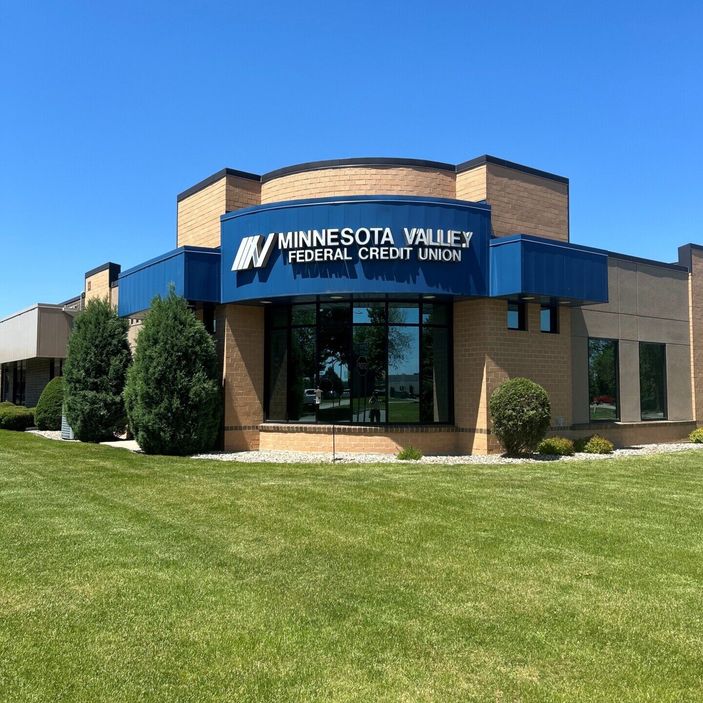 exterior building view of Minnesota Valley Federal Credit Union on Adams Street in Mankato MN